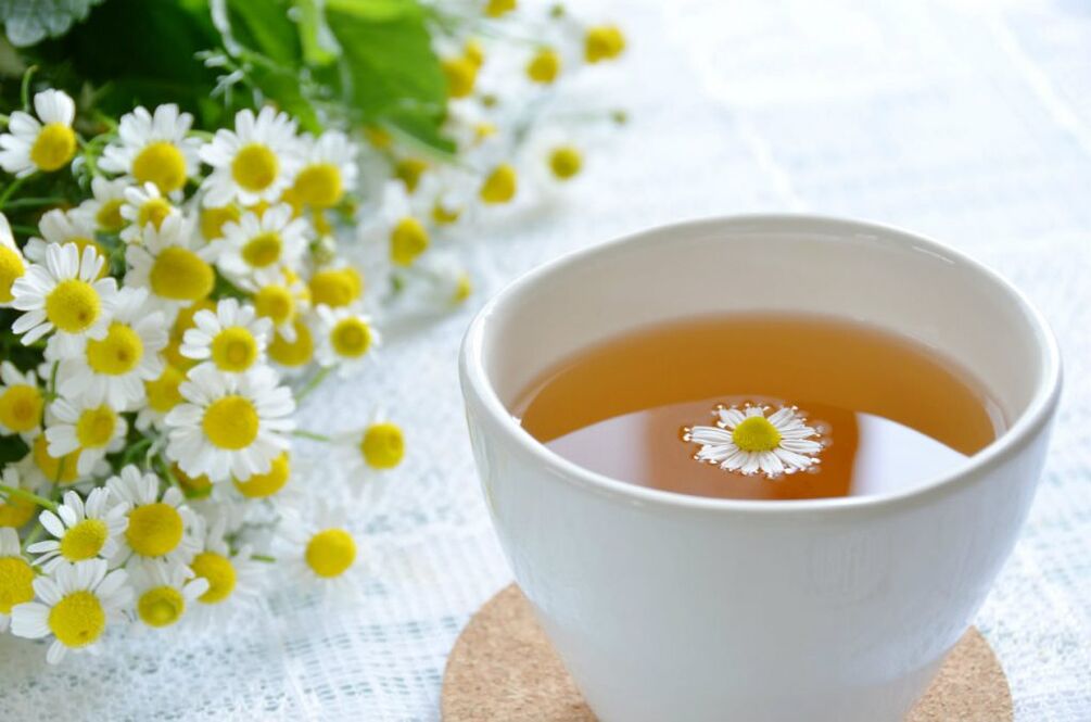 Decoction chamomile ṣe itunu ati ṣe itunu hypertonicity iṣan ni osteochondrosis thoracic.