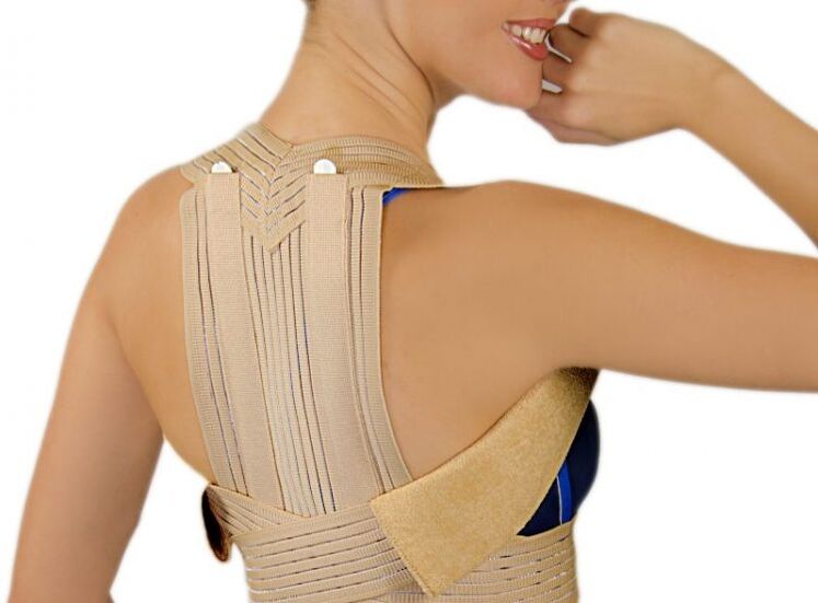 Wọ corset le dinku ẹru lori ọpa ẹhin ti o ni ipa nipasẹ osteochondrosis