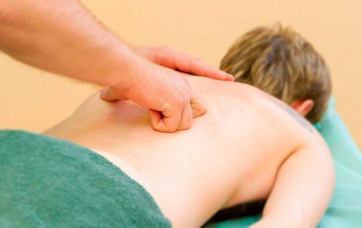 Ṣiṣe ifọwọra ẹhin thoracic fun osteochondrosis